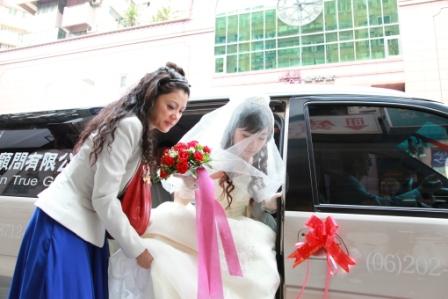 Hellen helping a bride upon arrival.